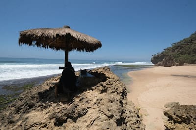 mitos pantai seruni