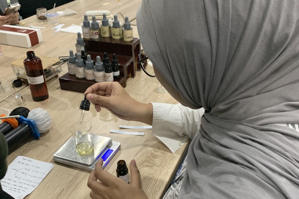 membuat parfum sendiri membuat pengharum ruangan