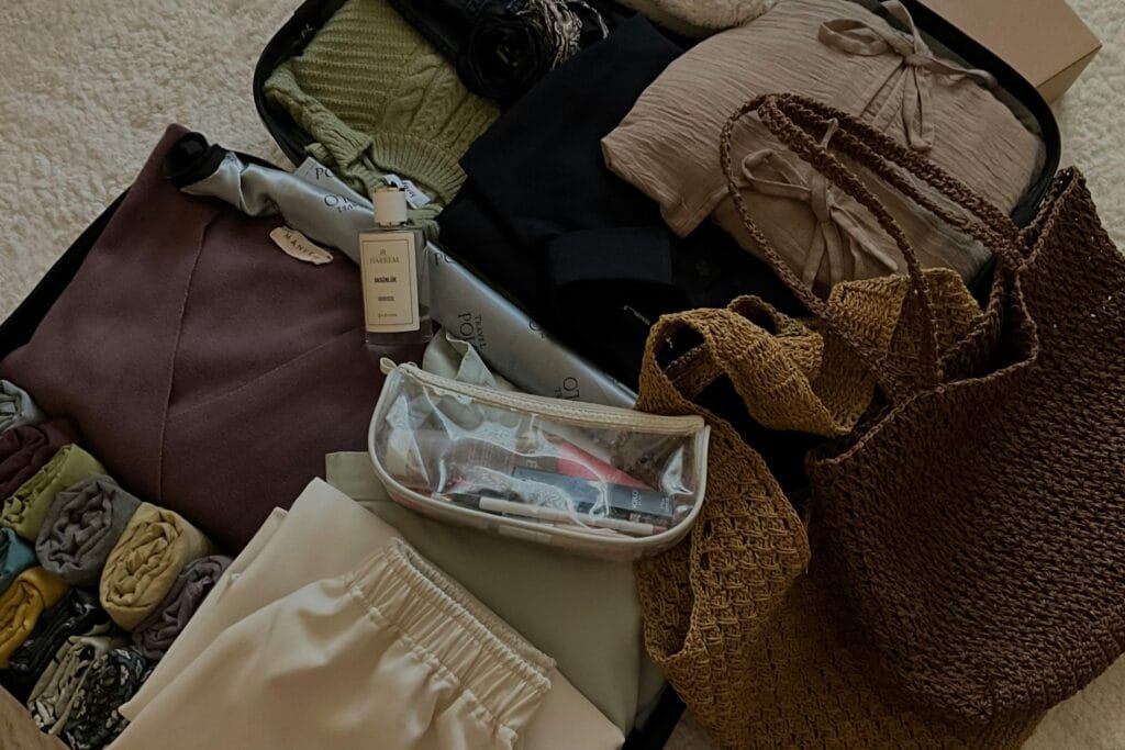 perlengkapan traveling yang penting