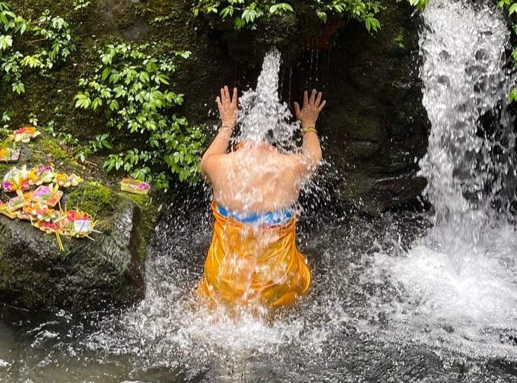 Ngeruwat dan Melukat modern